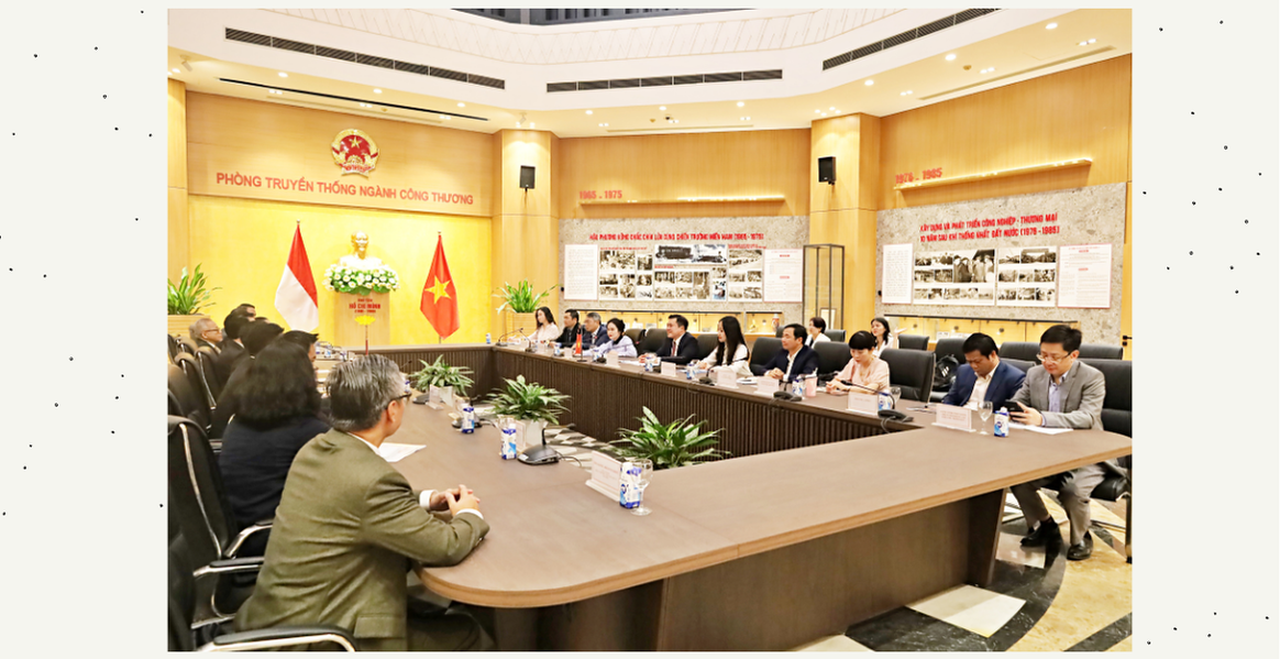 Một số hoạt động của Thứ trưởng Nguyễn Sinh Nhật Tân tại Phòng Truyền thống Ngành Công Thương